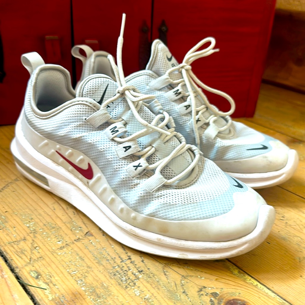 Nike Air Max Women’s Size 7 1/2. White And Grey